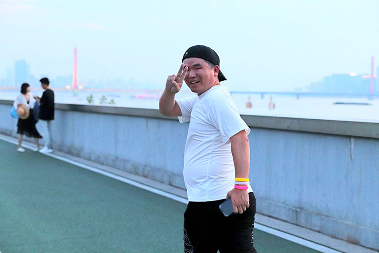 ��ȼ������ȫԱ������׷���ߡ���2021���������װ��ӫ��ҹ�ܻ���