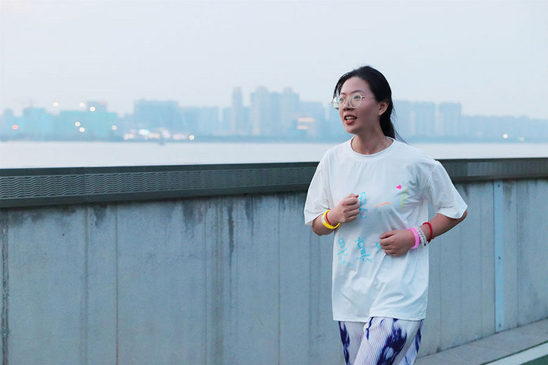 ��ȼ������ȫԱ������׷���ߡ���2021���������װ��ӫ��ҹ�ܻ���