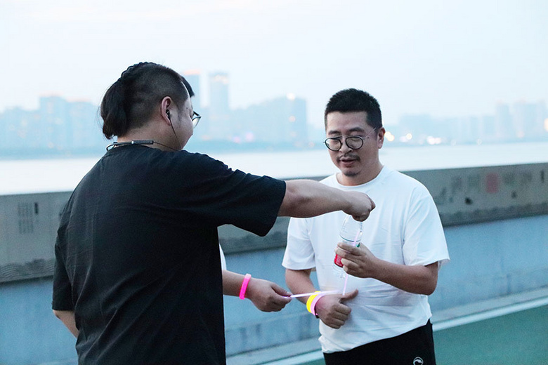 ��ȼ������ȫԱ������׷���ߡ���2021���������װ��ӫ��ҹ�ܻ���