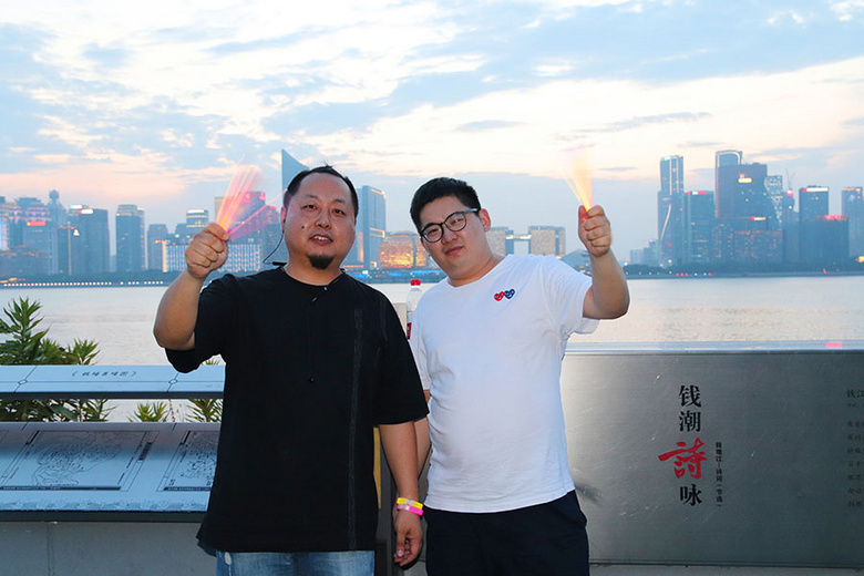 ��ȼ������ȫԱ������׷���ߡ���2021���������װ��ӫ��ҹ�ܻ���