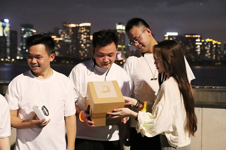 ��ȼ������ȫԱ������׷���ߡ���2021���������װ��ӫ��ҹ�ܻ���