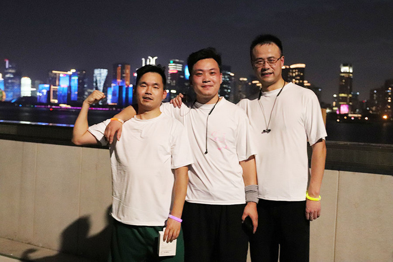 ��ȼ������ȫԱ������׷���ߡ���2021���������װ��ӫ��ҹ�ܻ���