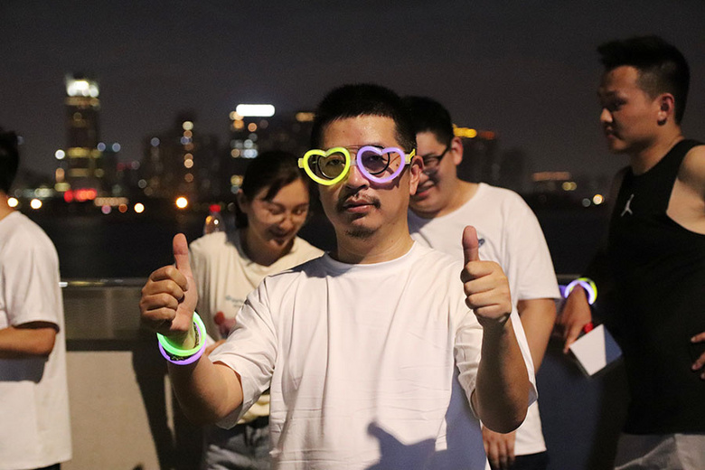 ��ȼ������ȫԱ������׷���ߡ���2021���������װ��ӫ��ҹ�ܻ���