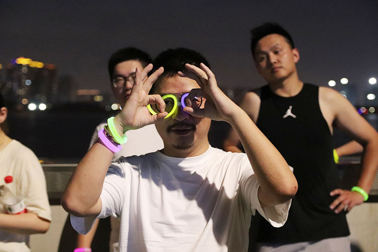 ��ȼ������ȫԱ������׷���ߡ���2021���������װ��ӫ��ҹ�ܻ���