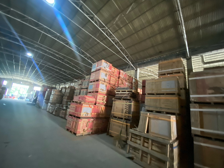 来地砖批发商的仓库看一看