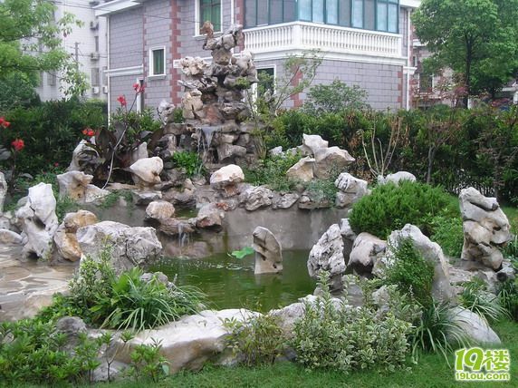 湖石假山近景:"鱼跃龙门"  池内立起的一块湖石,犹如一条锦鲤