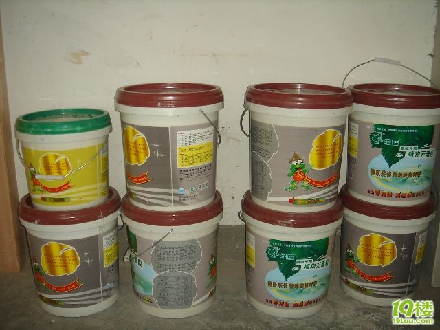 绿蛙胶水全家福.左上那桶为白胶.