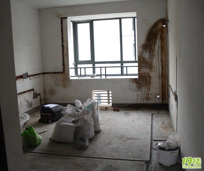 刚刚打好的空调洞,好脏的墙啊