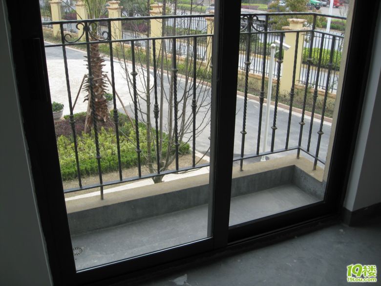 主卧和次卧都有个一步阳台