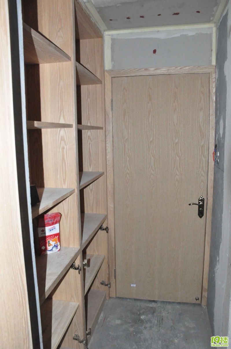 主卧的门和门后柜