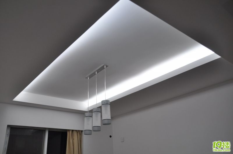 看看吊顶里面的灯管