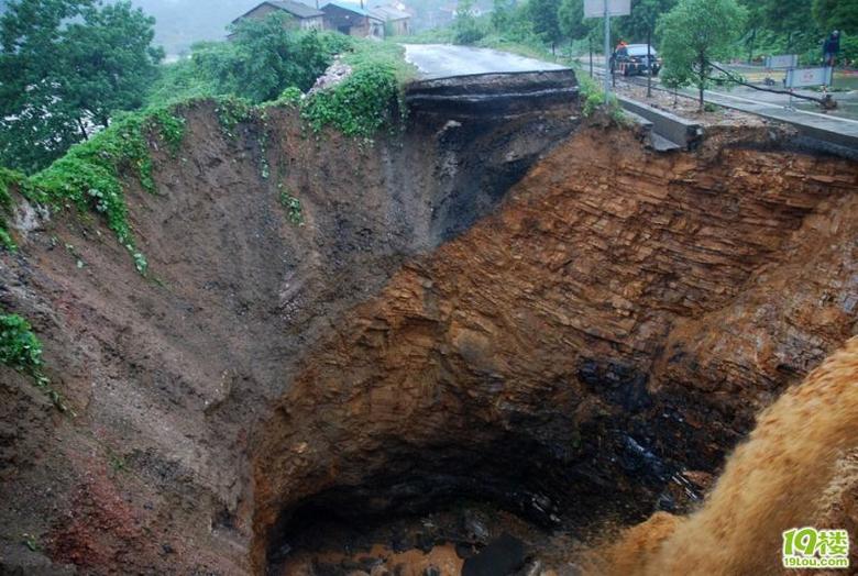 衢州公路突现30米深坑