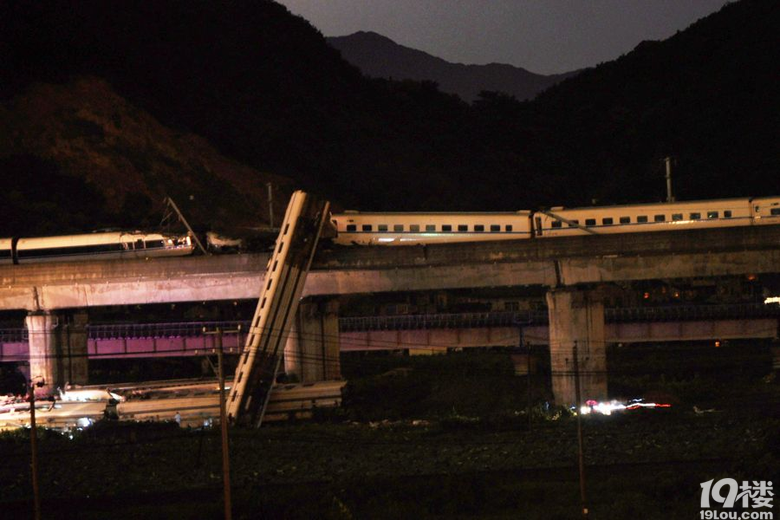 D3115次动车温州附近发生车厢脱轨坠桥事故