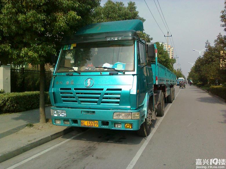 東方路大貨車的停車場