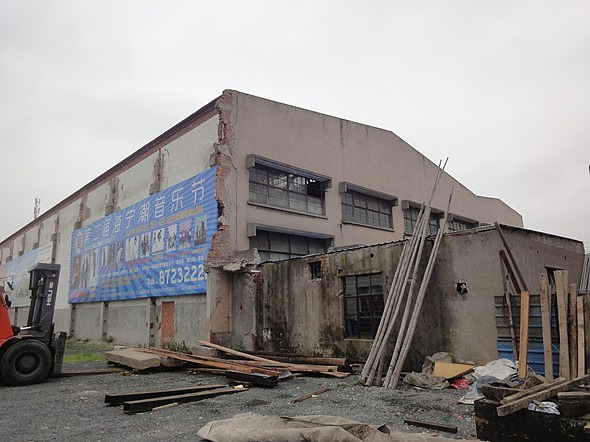 转帖工厂倒闭十多年奇观汽车还在跑