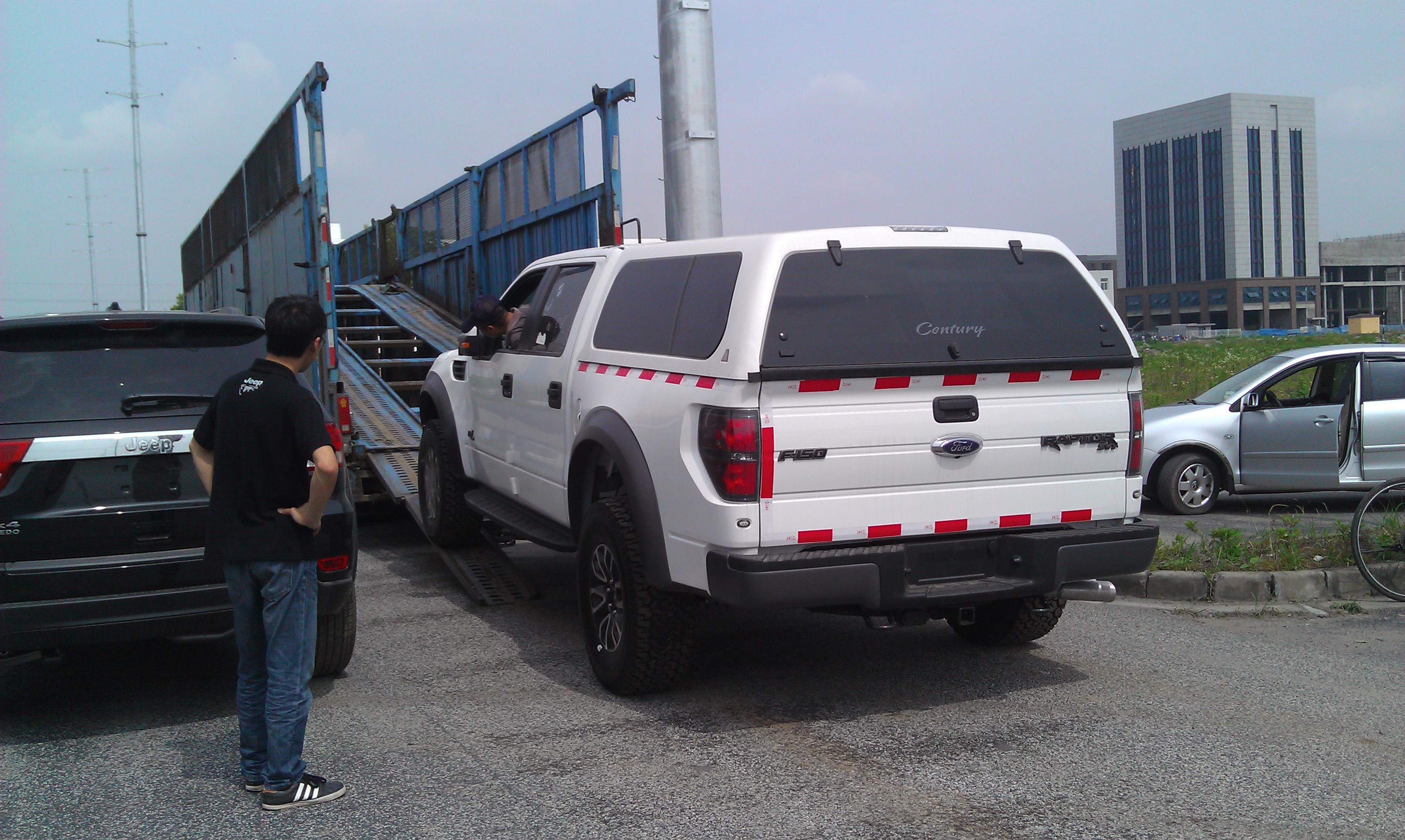 牛车街拍亲见福特猛禽paptorf150皮卡从板车上下来