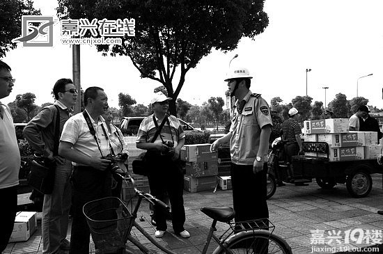 嘉兴在线网友体验城管执法