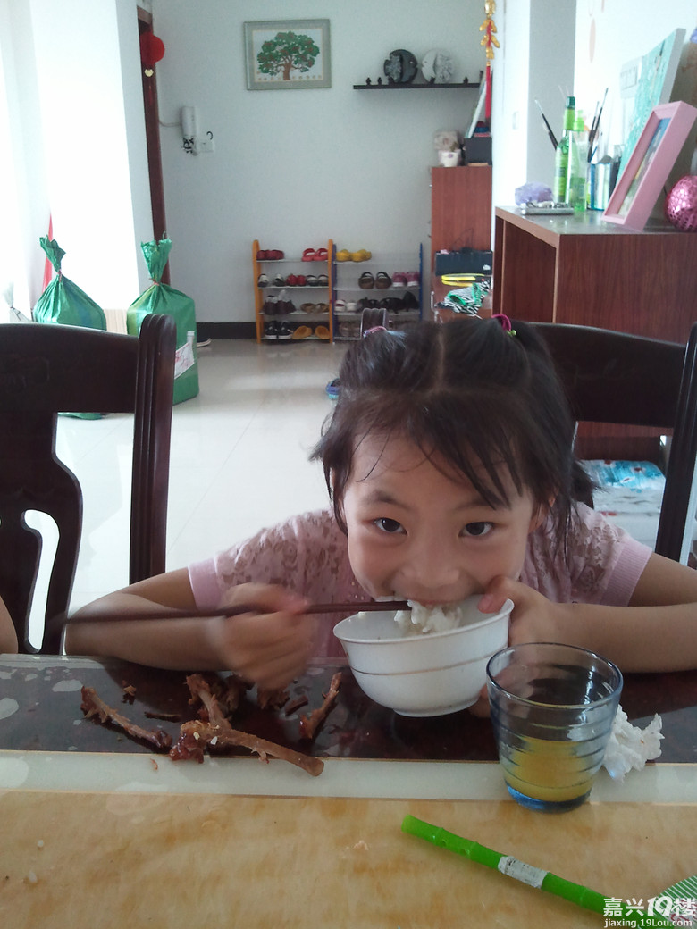 女儿吃饭真搞笑你们孩子吃饭是这样子的么