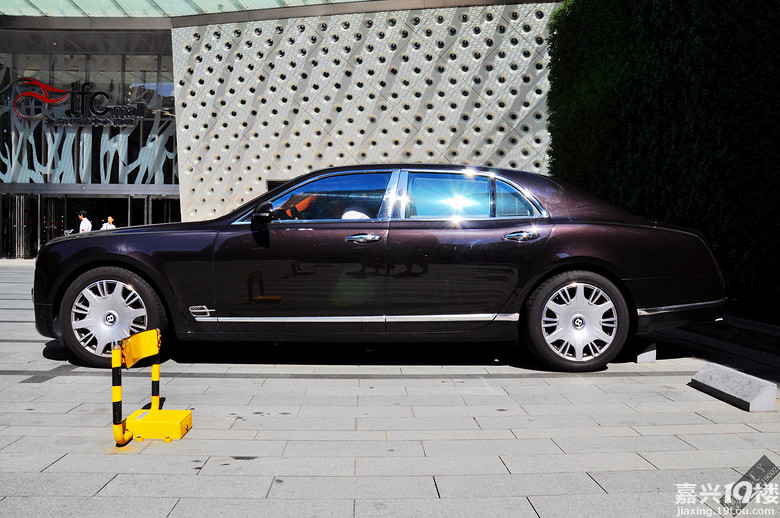 【街拍!英式奢华的完美诠释—宾利 慕尚】