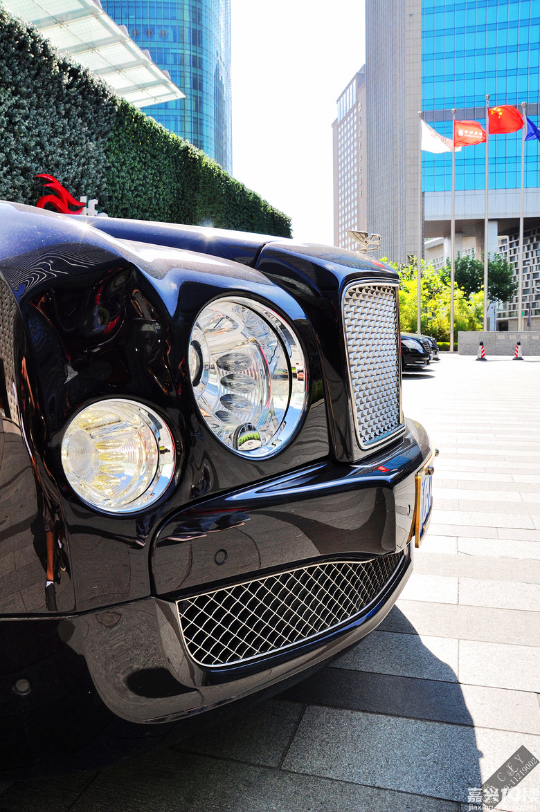 【街拍!英式奢华的完美诠释—宾利 慕尚】