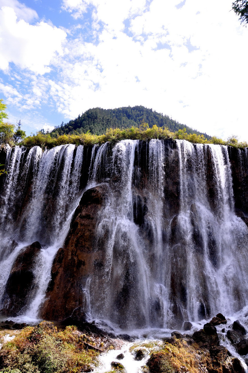雄伟壮观的九寨沟瀑布群