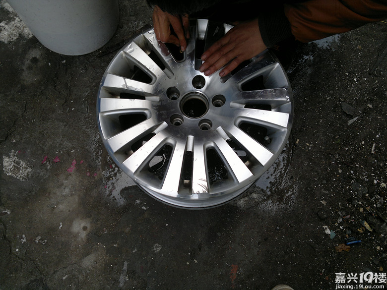 帕萨特轮毂拉丝修复全过程拍摄