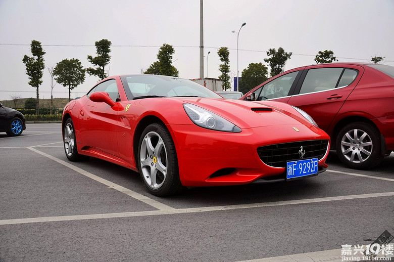 街拍红色小马驹法拉利california