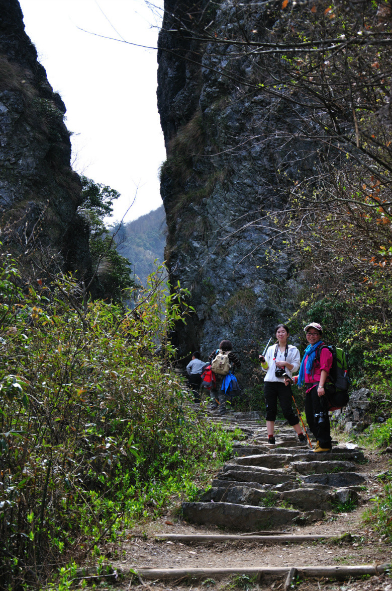 嘉兴新藏户外重装穿越徽杭古道晚上蓝天凹500人大狂欢