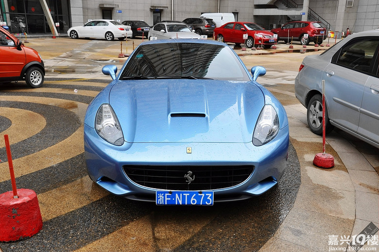 街拍漂亮的蓝色小马法拉利california