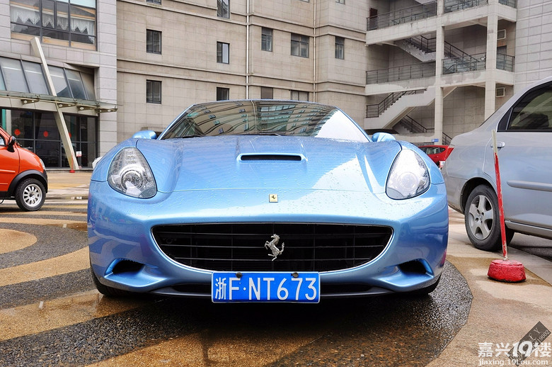 街拍漂亮的蓝色小马法拉利california