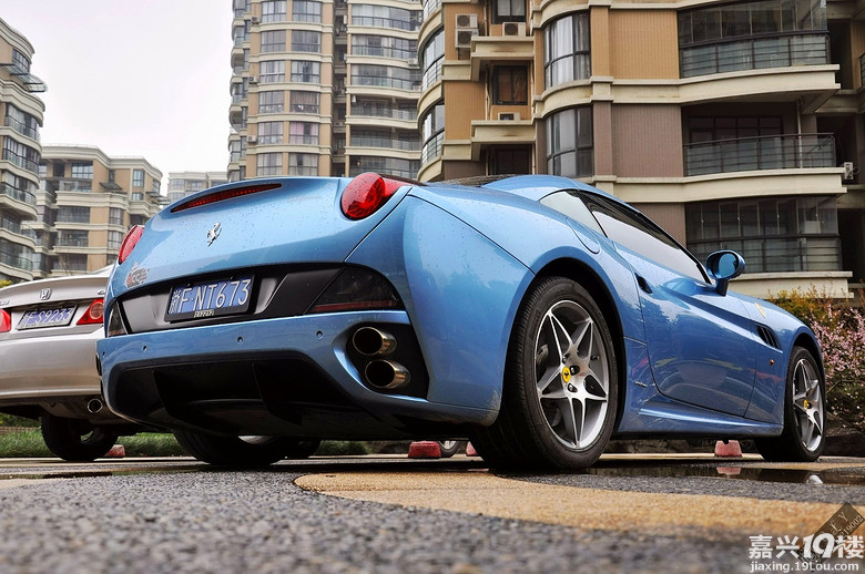 街拍漂亮的蓝色小马法拉利california