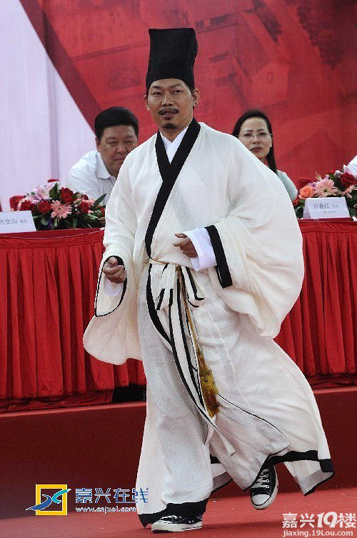 方文山在西塘还穿着汉服图