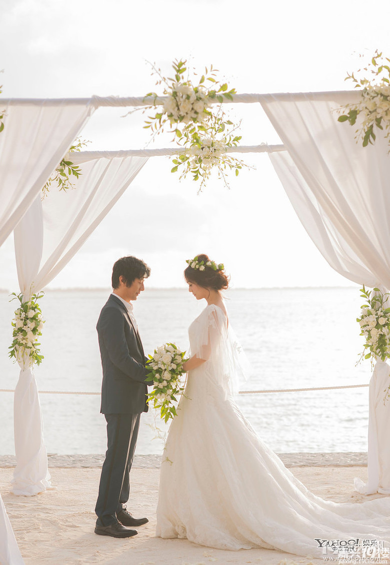 刘芸郑钧补办唯美婚礼新郎告白新娘落泪海边拥吻