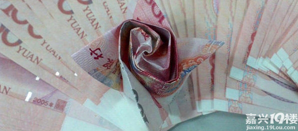 杭州小伙受准丈母娘刺激用20万现金折成999朵纸玫瑰