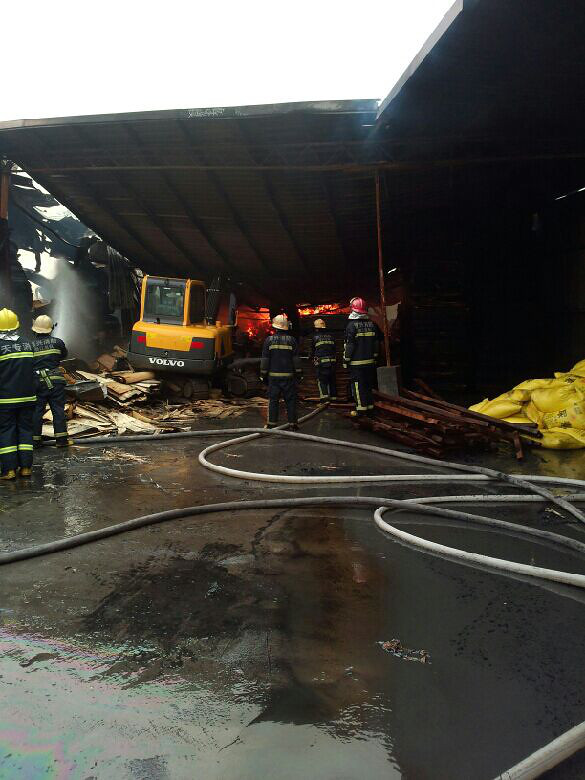 嘉善一木业厂着火啦多图