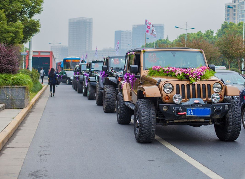 限量版土豪金jeep牧马人婚车队