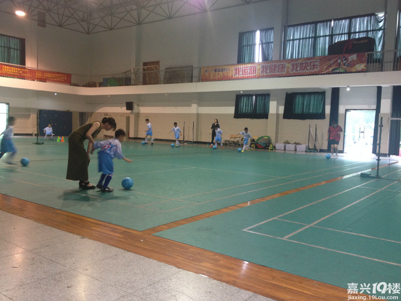 【小贝足球俱乐部体验】+接受足球首次培训-孩