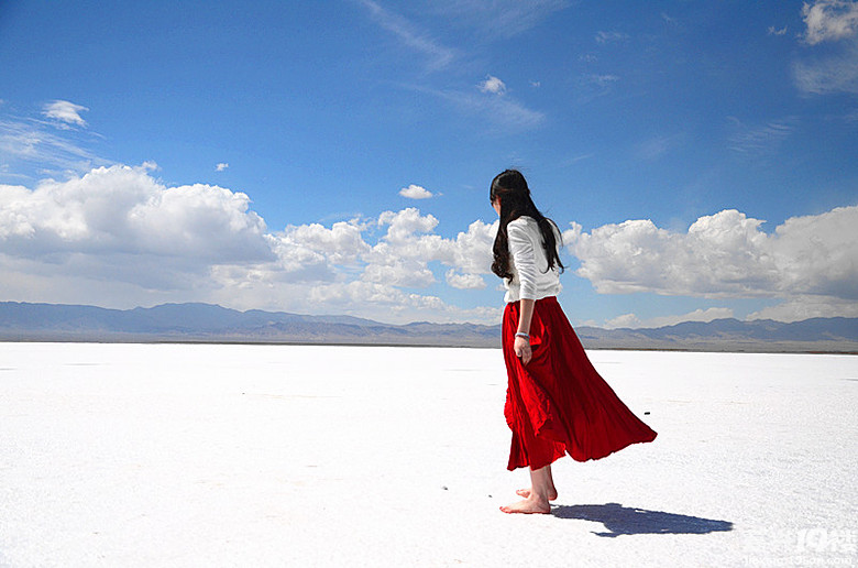 美女小雪的背影