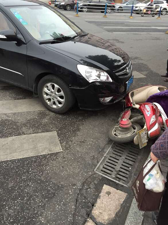 一车撞上电瓶车
