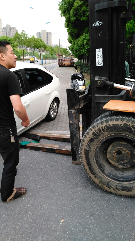 双溪路惊现"吃人吃车"窨井 陷进去别想爬上来!