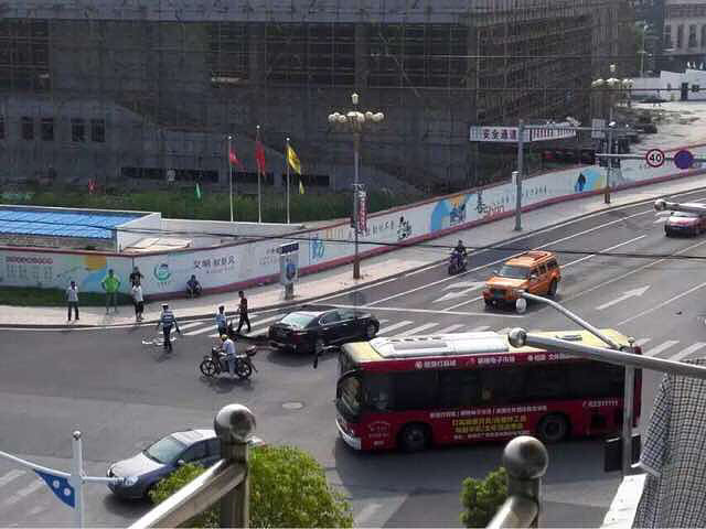 雷克萨斯被摩托车追尾,后保险杠掉了