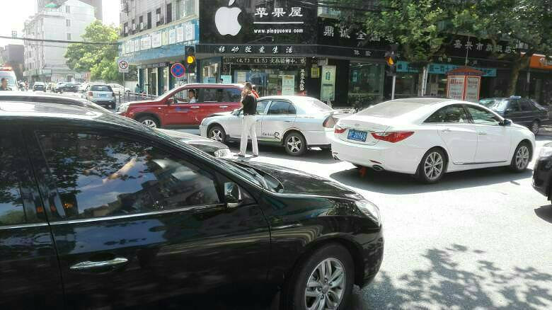 禾兴路社保局这边红色标志车与银灰色东南汽-