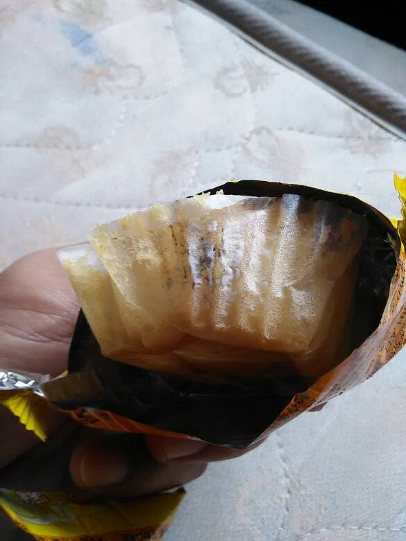 在超市买到的蛋黄派既然是发霉的,大家以后