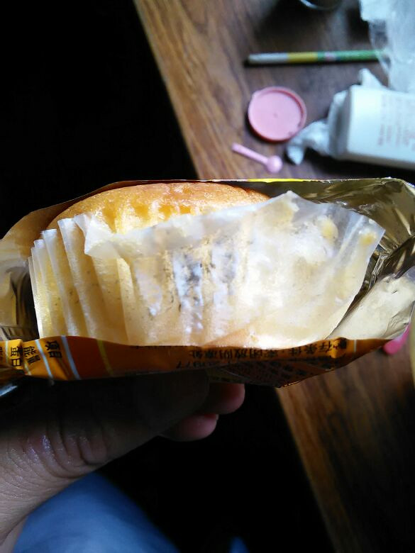 在超市买到的蛋黄派既然是发霉的,大家以后