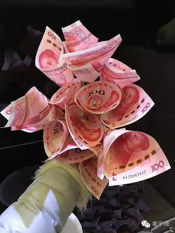 嘉兴有个男人用9900土豪金100块 做成一束花