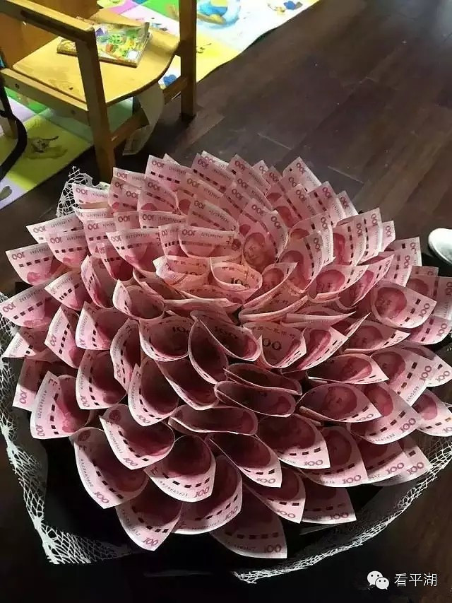 嘉兴有个男人用9900土豪金100块 做成一束花