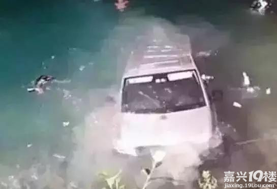 在车里做
激烈
活动,不注意这些
大概会
惨剧