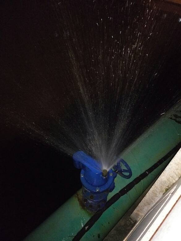 由拳路长水塘桥南侧水管爆啦水哗啦啦