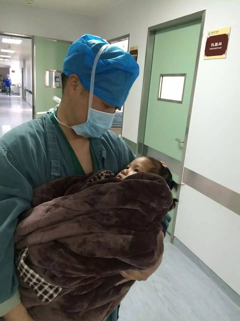 海宁"大叔医生"蹿红网络:孩子别怕 手术室很温暖