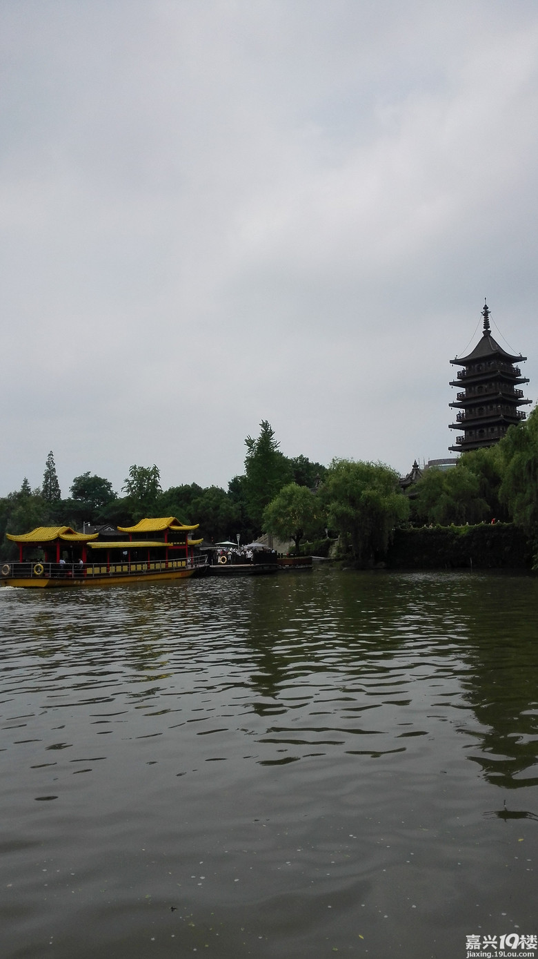 游船上拍南湖渔村